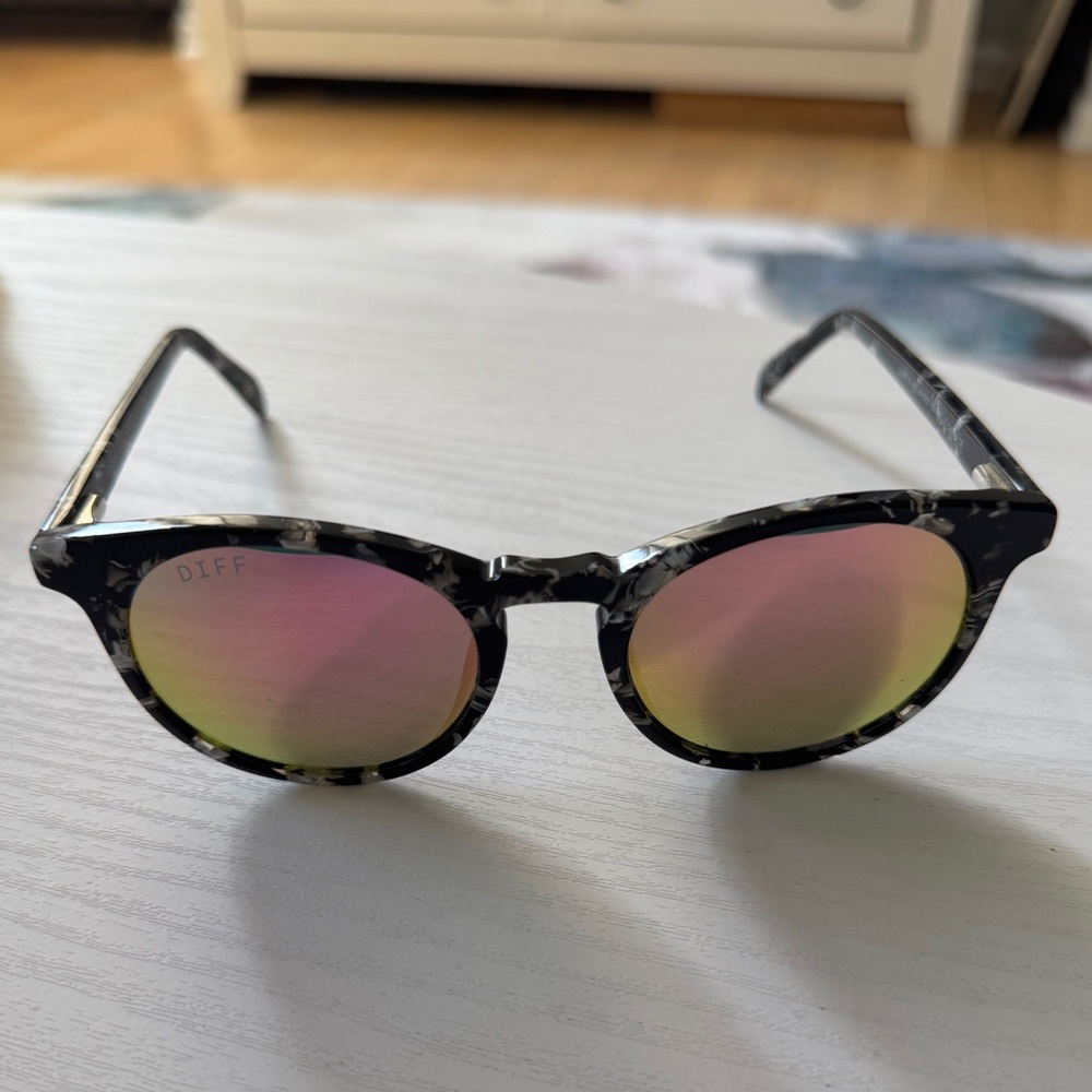 DIFF EYEWEAR Beth Rose Polarized lens Black/White frame sunglasses